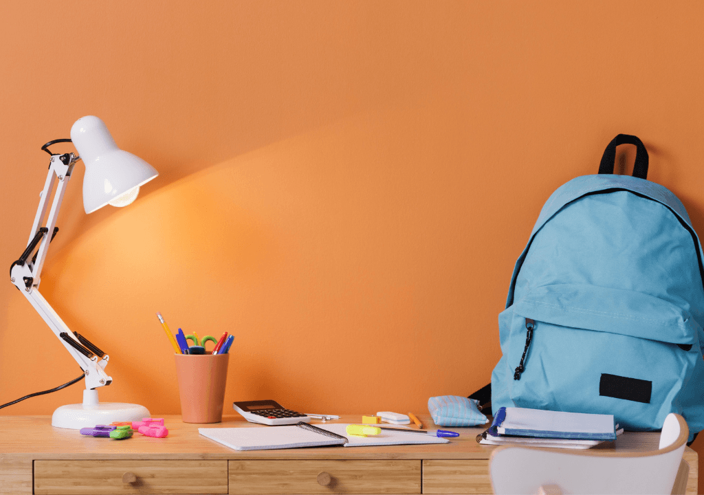 Đèn bàn học thiết kế hiện đại, nhỏ gọn, dễ dàng kết hợp với không gian học tập.