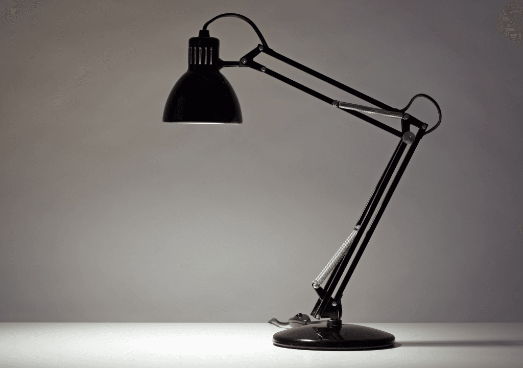 Đèn bàn học với cần gập linh hoạt, dễ dàng điều chỉnh góc chiếu sáng