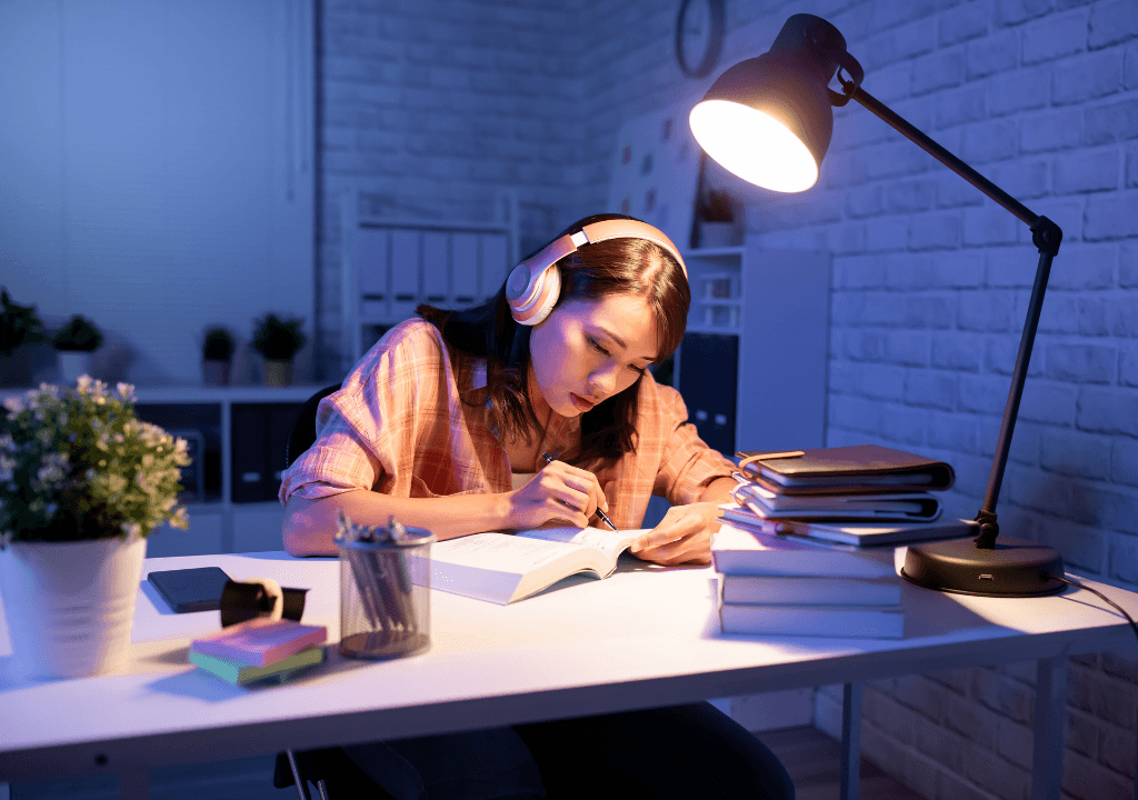 Đèn được đặt bên trái giúp ánh sáng chiếu đều, tránh tạo bóng che khi viết, bảo vệ mắt học sinh khi học bài vào buổi tối.