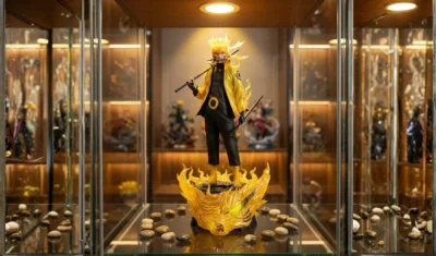 Mô hình Naruto Lục Đạo được trưng bày sang trọng trong tủ kính có đèn rọi