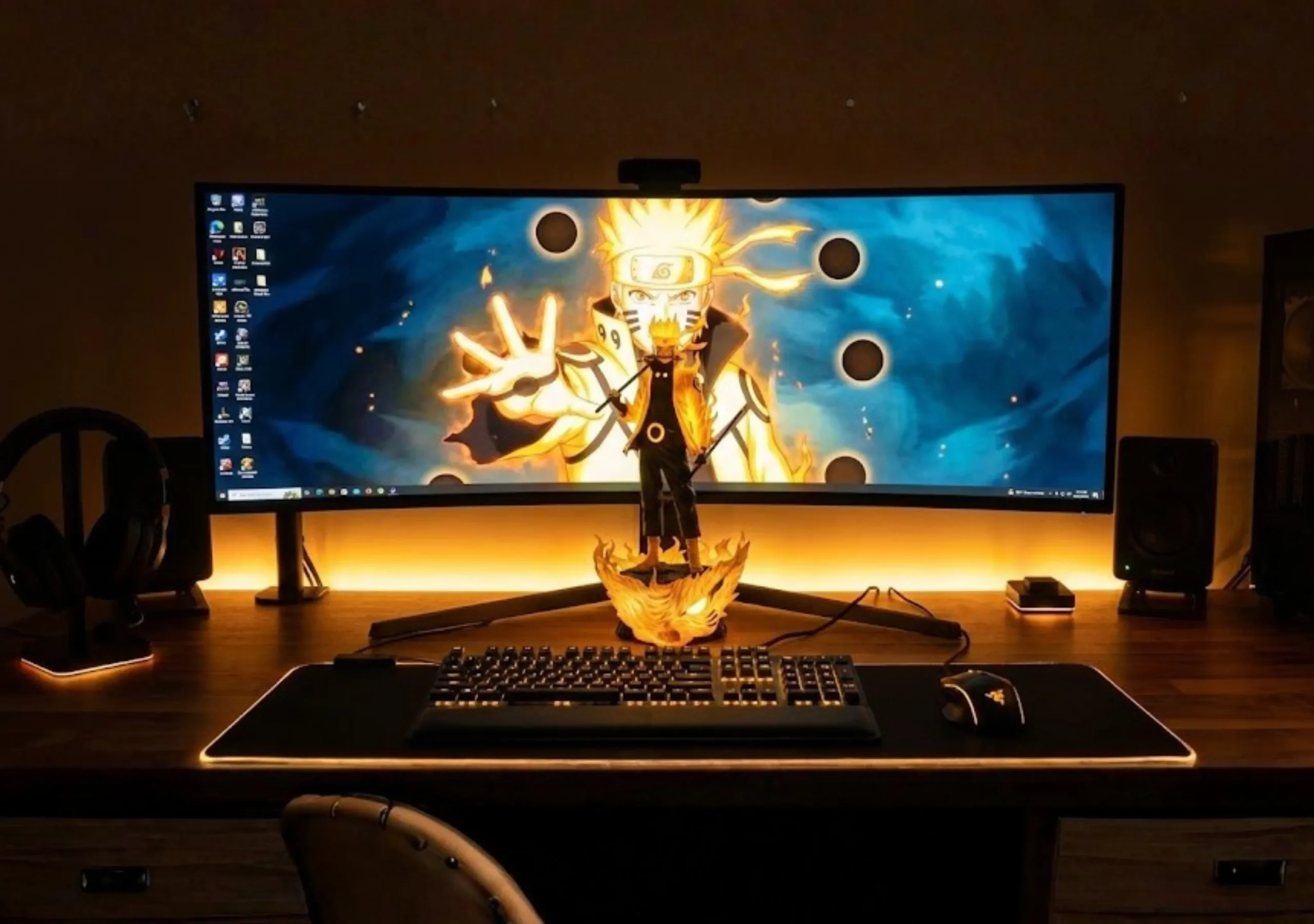 Góc gaming setup cực chất với mô hình Naruto Lục Đạo phát sáng làm tâm điểm
