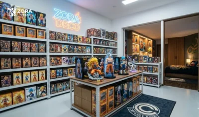 Khu vực lưu trữ và trưng bày mô hình Zora Deco rộng lớn với hàng ngàn hộp figure Dragon Ball chính hãng trên kệ kim loại và biển hiệu neon Zora Deco