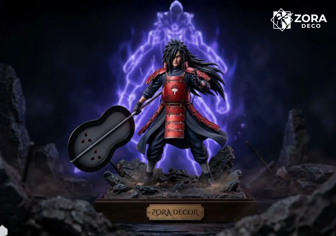 Uchiha đứng uy nghi với hào quang Susanoo sau lưng.