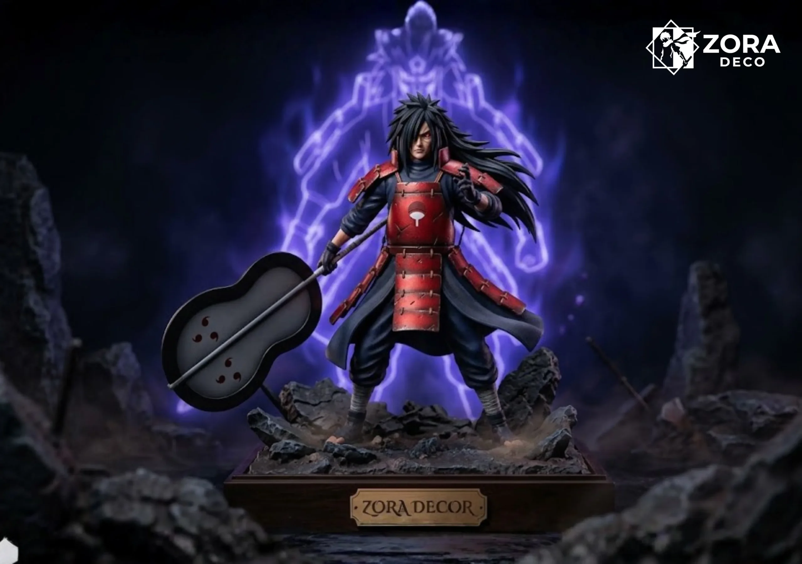 Uchiha đứng uy nghi với hào quang Susanoo sau lưng.