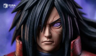 Cận cảnh gương mặt mô hình Madara với đôi mắt Rinnegan tím sắc sảo.