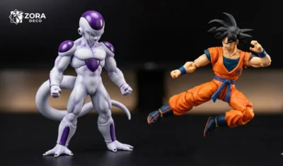 Cận cảnh mô hình tĩnh Frieza Final Form chi tiết và mô hình động Goku khớp nối đang tạo dáng chiến đấu trên nền đen