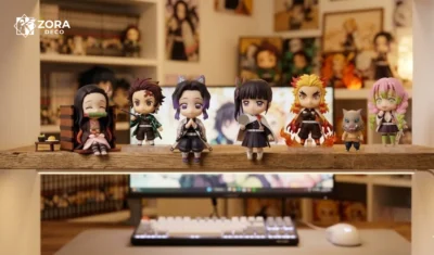 Cách trang trí kệ mô hình anime dễ thương tại góc làm việc.